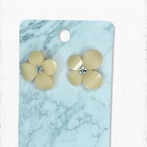 6028gc. Cream Plastic Floral Earrings